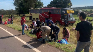Colisão entre ônibus e carreta deixa três feridos na MS-338