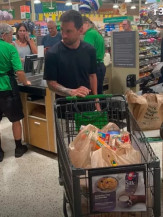 Messi é tietado por torcedores em supermercado de Miami
