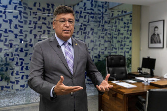 Projeto institui benefício para pessoas de baixa renda interessadas em adoção tardia