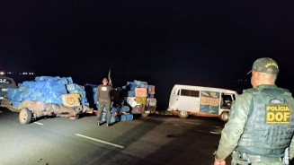 Motorista abandona carro roubado com R$ 600 mil em cigarros contrabandeados