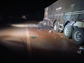 Carreta pega fogo e dois morrem carbonizados em acidente na BR-163