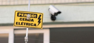 Ladrão corta cerca elétrica e furta carnes, mandiocas e ferramentas de residência