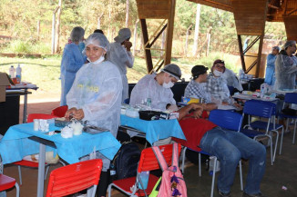 Voluntários oferecem atendimento de saúde e de odontologia a indígenas