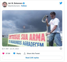 Bolsonaro posta foto para fazer campanha contra decreto anti-armas de Lula