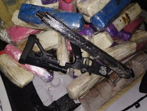 Mulher é presa com maconha e fuzil que seriam levados para o Paraná