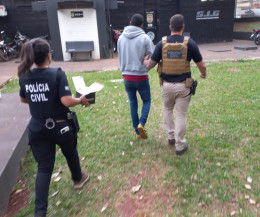 Em nova operação contra o tráfico, polícia faz prisões, apreende motos e arma