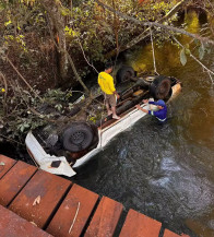 Homem cai com caminhonete em rio e morre