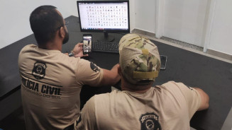 Professor é preso com centenas de fotos e vídeos de pornografia infantil