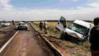 Van e carro batem de frente e deixa morto e feridos na BR-262 em Campo Grande