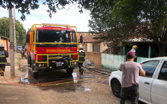 Casa pega fogo e policial aposentado morre