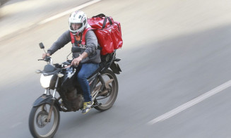 10,5% dos acidentes de trabalho em vias públicas envolveram motociclistas e ciclistas de entregas rápidas