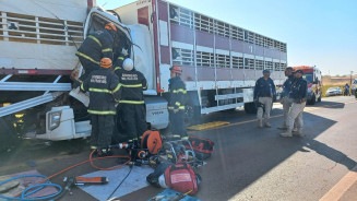 Motorista fica prensado em ferragens em acidente envolvendo carretas