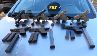 Cliente insiste por veículo em locadora e carro é descoberto com armas e carregadores