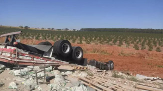Duas pessoas morrem em batida envolvendo carro e caminhão