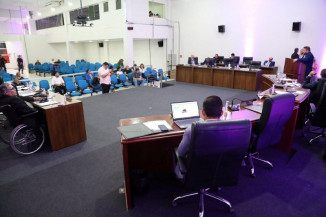 Câmara aprova projetos do executivo e homenageia escola Reis Veloso pelos 50 anos
