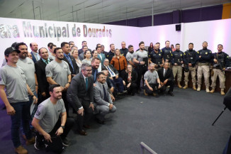 Vereadores homenageiam policiais que desvendaram morte de médico