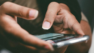 Mulher perde R$ 8,9 mil após consultar propaganda de investimento na rede social