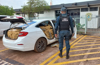 Motorista abandona carro lotado de drogas após fugir da polícia