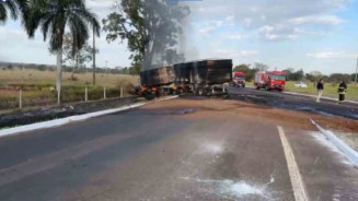Carreta é consumida por fogo em batida na BR-267