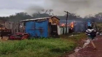 Incêndio destrói moradias de famílias na comunidade Santa Felicidade