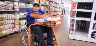 Supermercados devem disponibilizar carrinhos de compras adaptados para atender pessoas com deficiência física
