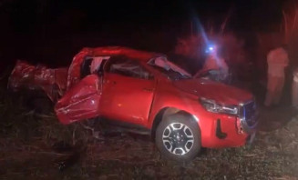 Dois ficam feridos em batida entre caminhonete e caminhão na BR-163