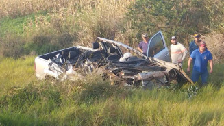 Caminhonete fica destruída em batida contra caminhão na MS-157