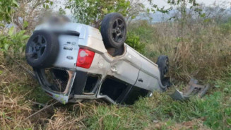 Mulher morre após ser lançada para fora de carro em capotamento na MS-142