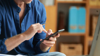 Brasileiro passa 9 horas por dia ao celular, mostra pesquisa