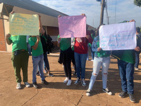 Alunos protestam contra aulas improvisadas em ginásio e embaixo de árvore