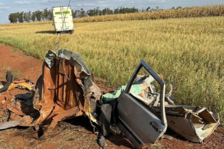Colisão entre carro e caminhão deixa três mortos na MS-386; invasão de pista pode ter provocado a tragédia