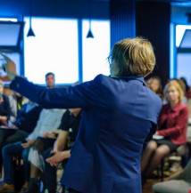 Comissão aprova projeto que obriga empresas a oferecer palestras sobre violência contra mulher