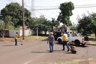 Mutirão leva limpeza, tapa-buraco, iluminação e sinalização para bairros de Dourados