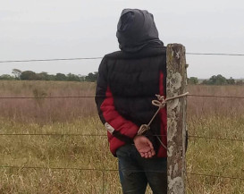 Acusado de furtar veículos, homem é amarrado em cerca de fazenda