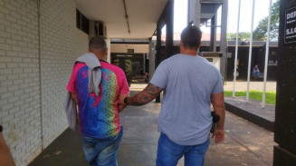 Homem é preso acusado de  ameaçar e submetr a ex e o atual namorado à 'tribunal do crime'