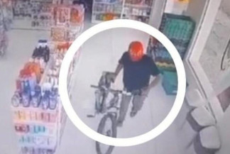 'Homem-Aranha' invade farmácia e rouba bicicleta elétrica