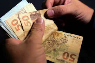 Governo vi enviar proposta de aumento de R$ 101 no salário mínimo, para R$ 1.421