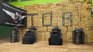 Jovens são presos com armas e drogas avaliados em R$ 2,4 milhões