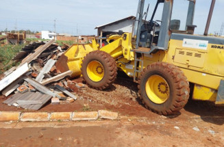 Equipes tiram 30 caminhões de entulhos em bairros afetados por temporal