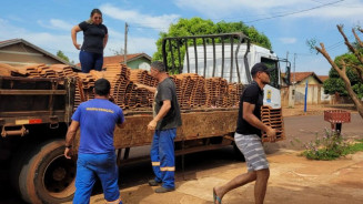 Continua atendimento e desabrigados de temporal recebem telhas