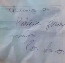 Mulher é resgatada pela polícia após entrega de bilhete com pedido de socorro em supermercado