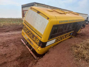 Ônibus cai em valeta e deixa crianças feridas em MS