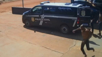 Presos fogem de viatura policial em frente de cadeia; veja vídeo