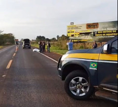 Homem é encontrado morto às margens de rodovia e polícia suspeita de atropelamento