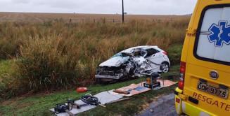 Mulher morre em acidente entre caminhão e carro na BR-163