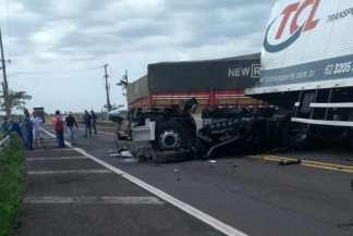 Colisão frontal entre carretas mata duas pessoas na BR-267, divisa entre MS e SP