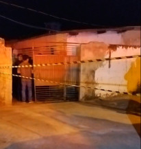 Homem mata mulher a facada e criança permanece um dia ao lado do corpo