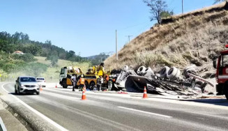 Caminhão de MS tomba e mata duas pessoas em rodovia de SP