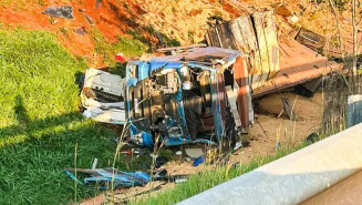 Colisão entre veículos deixa carreta destruída na Serra de Maracaju