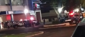 Motociclista empreende fuga sem capacete e só para após receber disparo